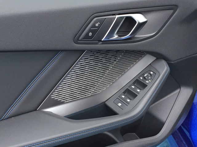 BMW Serie 1 120d color Azul. Año 2025. 120KW(163CV). Diésel. En concesionario Grünblau Motor (Bmw y Mini) de Cantabria