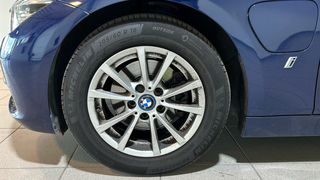 BMW Serie 3 330e color Azul. Año 2017. 185KW(252CV). Híbrido Electro/Gasolina. En concesionario BYmyCAR Madrid - Alcalá de Madrid