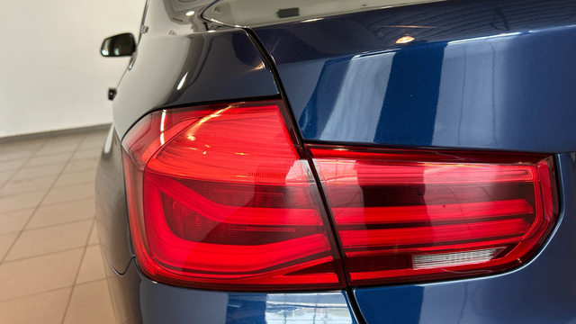 BMW Serie 3 330e color Azul. Año 2017. 185KW(252CV). Híbrido Electro/Gasolina. En concesionario BYmyCAR Madrid - Alcalá de Madrid