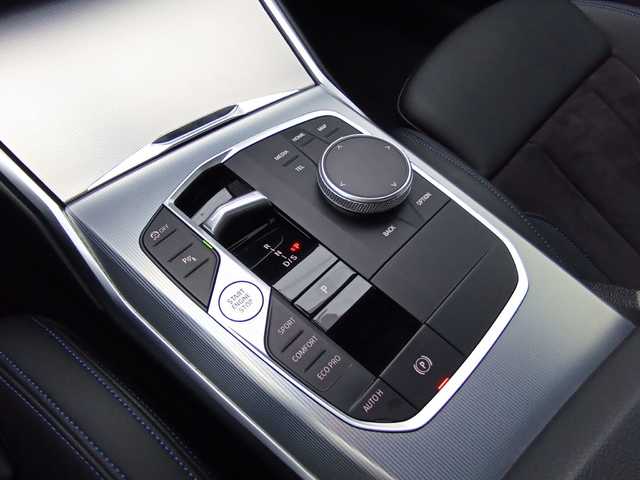 BMW Serie 3 318d color Blanco. Año 2024. 110KW(150CV). Diésel. En concesionario Augusta Aragon S.A. de Zaragoza
