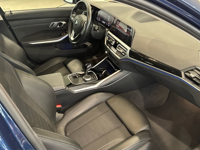 BMW Serie 3 320d Touring color Azul. Año 2022. 140KW(190CV). Diésel. En concesionario Motor Gorbea de Álava