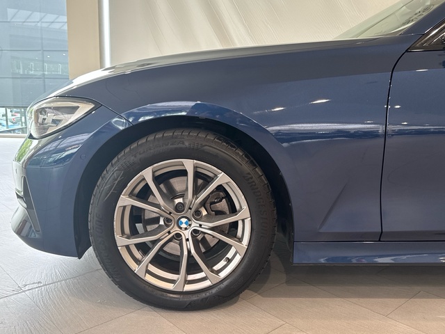 BMW Serie 3 320d Touring color Azul. Año 2022. 140KW(190CV). Diésel. En concesionario Motor Gorbea de Álava