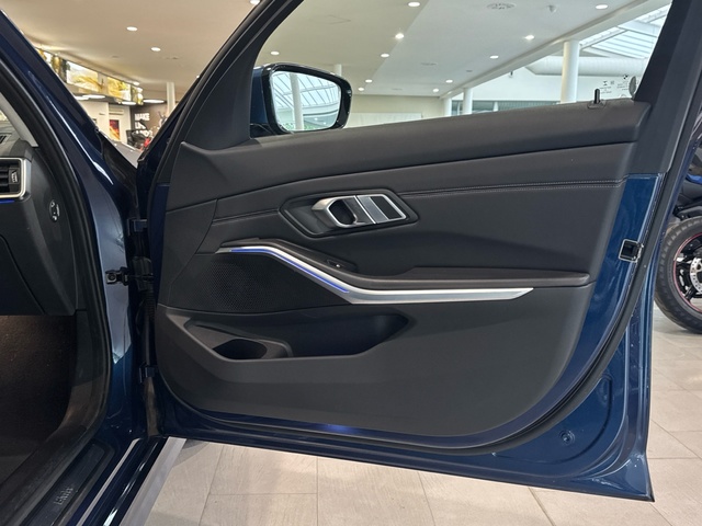 BMW Serie 3 320d Touring color Azul. Año 2022. 140KW(190CV). Diésel. En concesionario Motor Gorbea de Álava