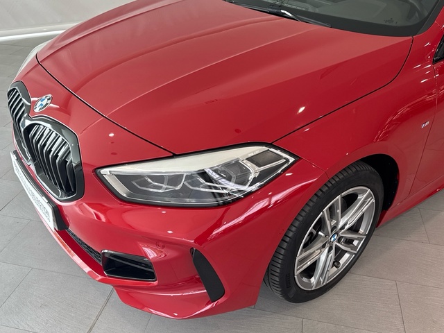 BMW Serie 1 118i color Rojo. Año 2024. 103KW(140CV). Gasolina. En concesionario Motor Gorbea de Álava