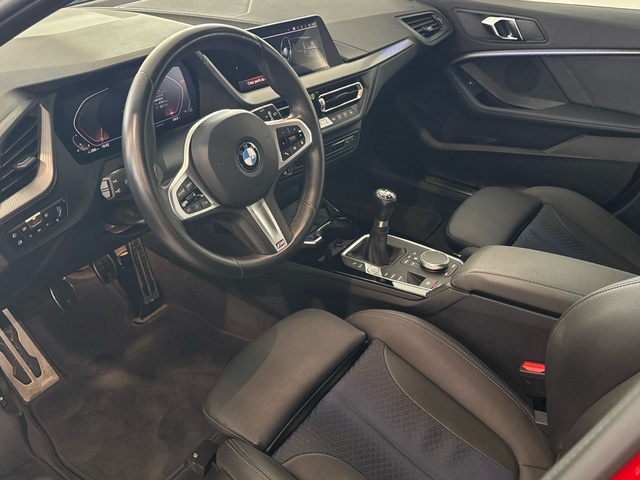 BMW Serie 1 118i color Rojo. Año 2024. 103KW(140CV). Gasolina. En concesionario Motor Gorbea de Álava