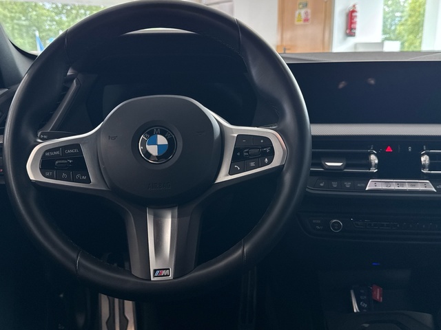 BMW Serie 1 118i color Rojo. Año 2024. 103KW(140CV). Gasolina. En concesionario Motor Gorbea de Álava