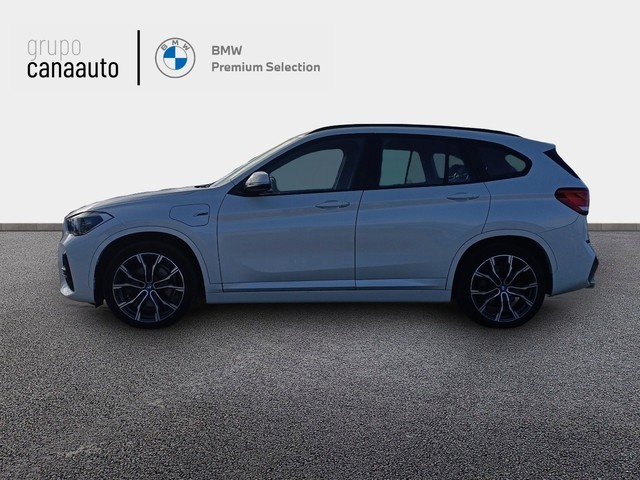 BMW X1 xDrive25e color Blanco. Año 2022. 162KW(220CV). Híbrido Electro/Gasolina. En concesionario TACO de Sta. C. Tenerife