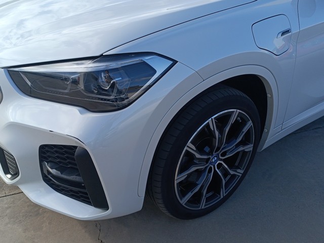 BMW X1 xDrive25e color Blanco. Año 2022. 162KW(220CV). Híbrido Electro/Gasolina. En concesionario TACO de Sta. C. Tenerife
