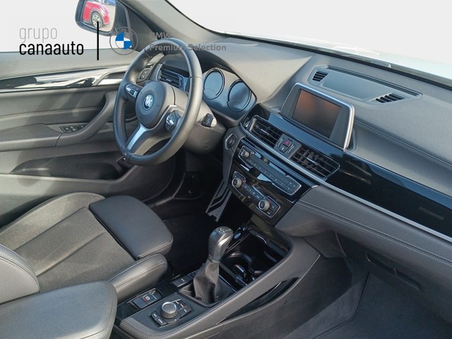BMW X1 xDrive25e color Blanco. Año 2022. 162KW(220CV). Híbrido Electro/Gasolina. En concesionario TACO de Sta. C. Tenerife