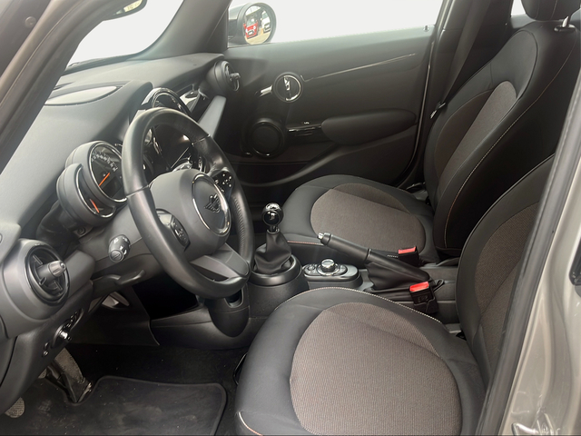 fotoG 12 del MINI MINI 5 Puertas Cooper 100 kW (136 CV) 136cv Gasolina del 2023 en Granada