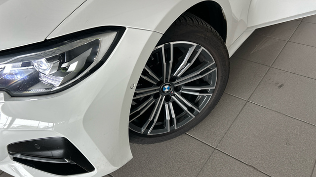 BMW Serie 3 318d Touring color Blanco. Año 2021. 110KW(150CV). Diésel. En concesionario BYmyCAR Madrid - Alcalá de Madrid