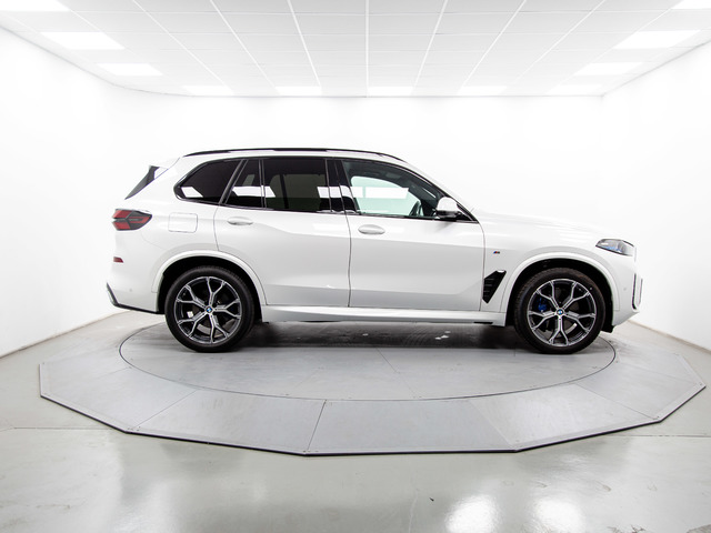 BMW X5 xDrive40d color Blanco. Año 2024. 259KW(352CV). Diésel. En concesionario Móvil Begar Alicante de Alicante