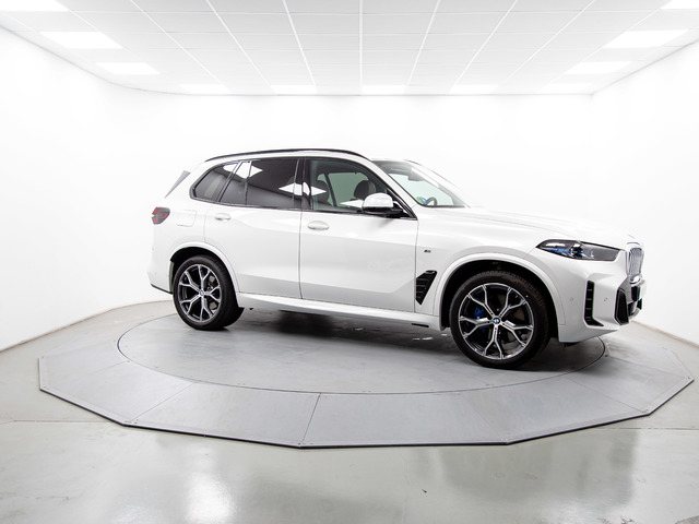BMW X5 xDrive40d color Blanco. Año 2024. 259KW(352CV). Diésel. En concesionario Móvil Begar Alicante de Alicante