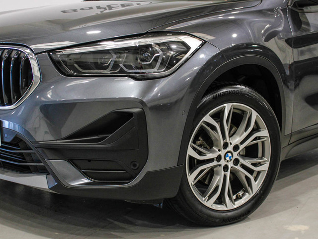 BMW X1 sDrive18i color Gris. Año 2021. 100KW(136CV). Gasolina. En concesionario Barcelona Premium -- GRAN VIA de Barcelona