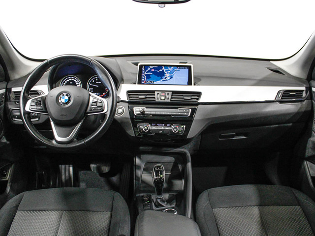 BMW X1 sDrive18i color Gris. Año 2021. 100KW(136CV). Gasolina. En concesionario Barcelona Premium -- GRAN VIA de Barcelona