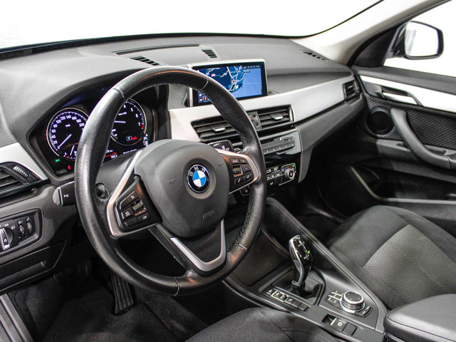 BMW X1 sDrive18i color Gris. Año 2021. 100KW(136CV). Gasolina. En concesionario Barcelona Premium -- GRAN VIA de Barcelona