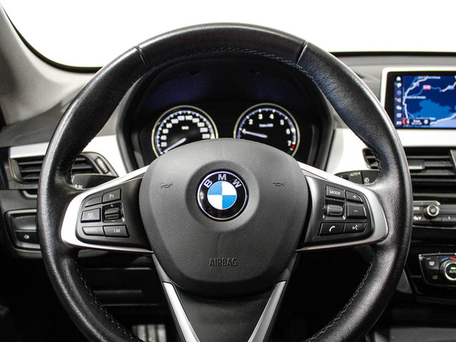 BMW X1 sDrive18i color Gris. Año 2021. 100KW(136CV). Gasolina. En concesionario Barcelona Premium -- GRAN VIA de Barcelona