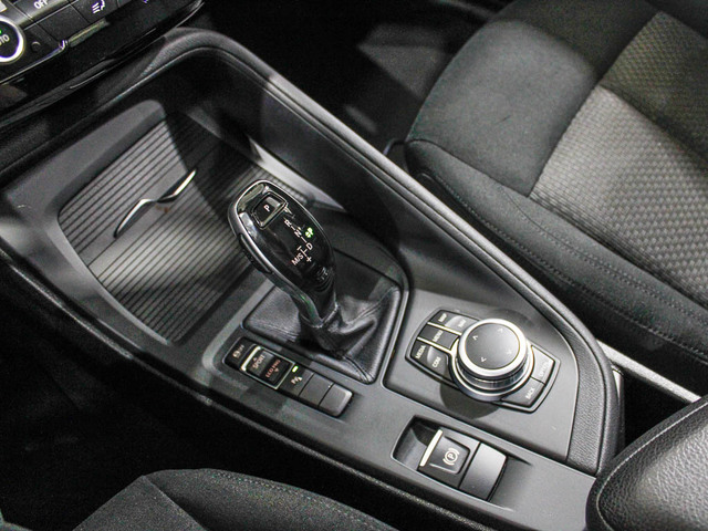 BMW X1 sDrive18i color Gris. Año 2021. 100KW(136CV). Gasolina. En concesionario Barcelona Premium -- GRAN VIA de Barcelona