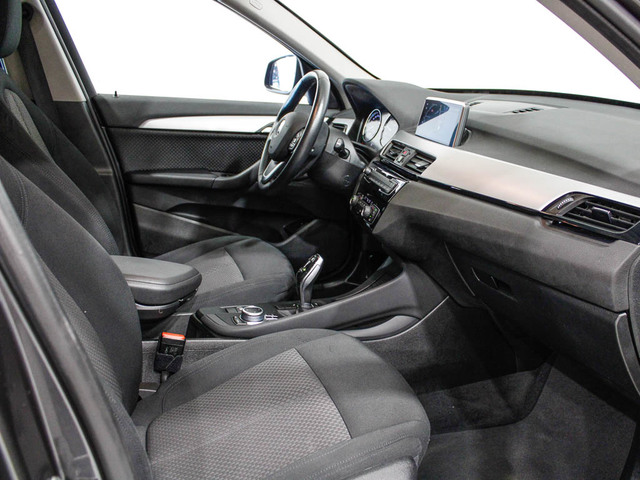 BMW X1 sDrive18i color Gris. Año 2021. 100KW(136CV). Gasolina. En concesionario Barcelona Premium -- GRAN VIA de Barcelona