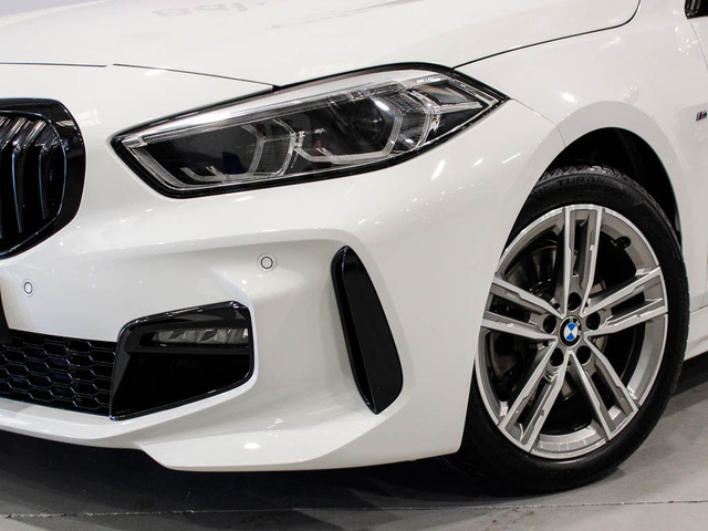 BMW Serie 1 118i color Blanco. Año 2020. 103KW(140CV). Gasolina. En concesionario Barcelona Premium -- GRAN VIA de Barcelona