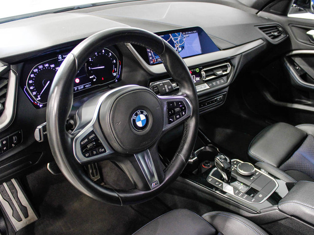 BMW Serie 1 118i color Blanco. Año 2020. 103KW(140CV). Gasolina. En concesionario Barcelona Premium -- GRAN VIA de Barcelona