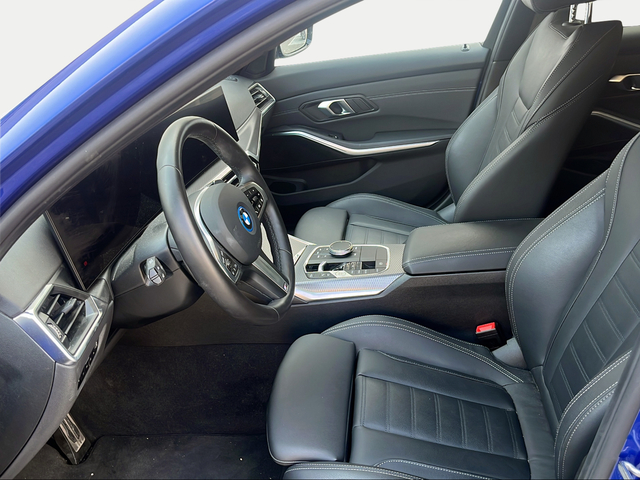 BMW Serie 3 330e Touring color Azul. Año 2024. 215KW(292CV). Híbrido Electro/Gasolina. En concesionario Ilbira Motor | Granada de Granada
