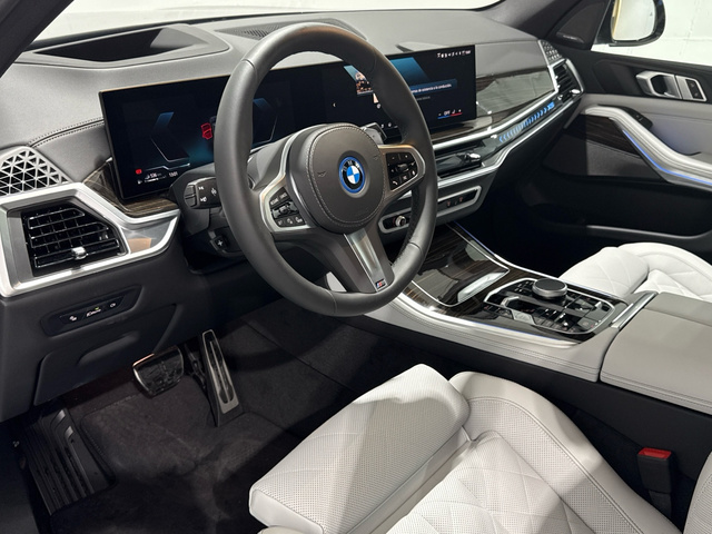 BMW X5 xDrive50e color Marrón. Año 2025. 360KW(489CV). Híbrido Electro/Gasolina. En concesionario Auto Premier, S.A. - MADRID de Madrid