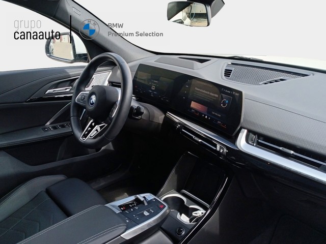 BMW iX2 eDrive20 color Blanco. Año 2024. 150KW(204CV). Eléctrico. En concesionario LAS CHAFIRAS de Sta. C. Tenerife
