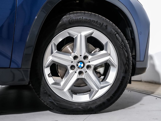 BMW X1 sDrive18d color Azul. Año 2023. 110KW(150CV). Diésel. En concesionario Oliva Motor Tarragona de Tarragona