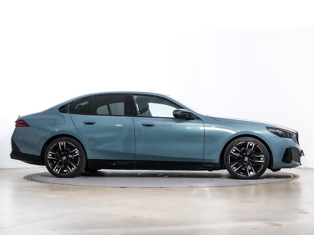BMW i5 M60 color Verde. Año 2023. 442KW(601CV). Eléctrico. En concesionario Oliva Motor Tarragona de Tarragona