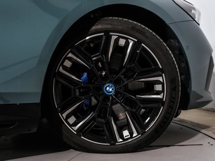 BMW i5 M60 color Verde. Año 2023. 442KW(601CV). Eléctrico. En concesionario Oliva Motor Tarragona de Tarragona