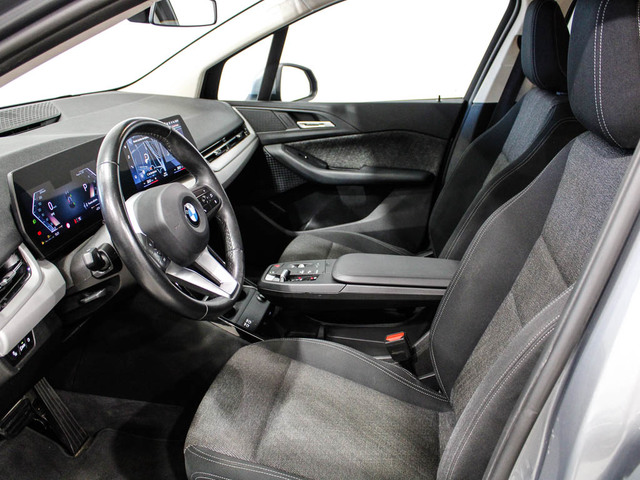 BMW Serie 2 218d Active Tourer color Gris. Año 2022. 110KW(150CV). Diésel. En concesionario Barcelona Premium -- GRAN VIA de Barcelona