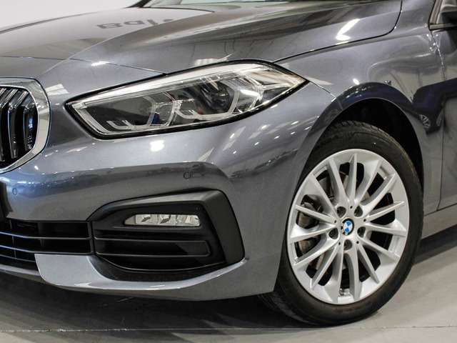 BMW Serie 1 118d color Gris. Año 2019. 110KW(150CV). Diésel. En concesionario Barcelona Premium -- GRAN VIA de Barcelona