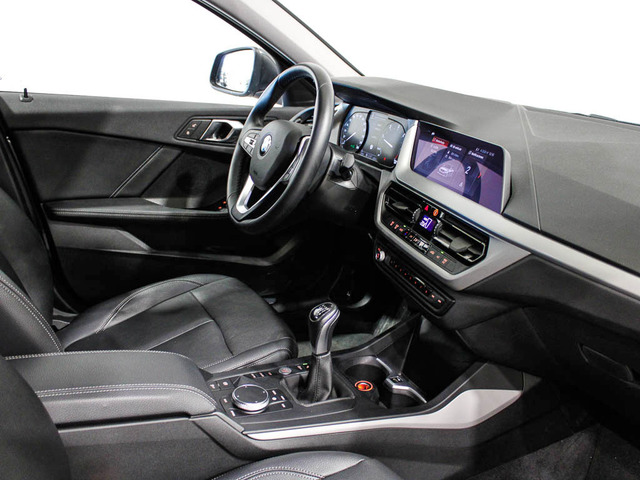 BMW Serie 1 118d color Gris. Año 2019. 110KW(150CV). Diésel. En concesionario Barcelona Premium -- GRAN VIA de Barcelona