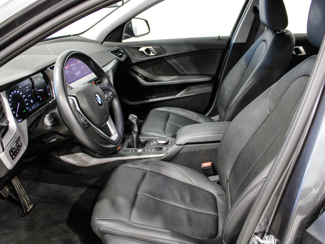 BMW Serie 1 118d color Gris. Año 2019. 110KW(150CV). Diésel. En concesionario Barcelona Premium -- GRAN VIA de Barcelona