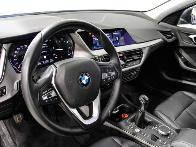BMW Serie 1 118d color Gris. Año 2019. 110KW(150CV). Diésel. En concesionario Barcelona Premium -- GRAN VIA de Barcelona