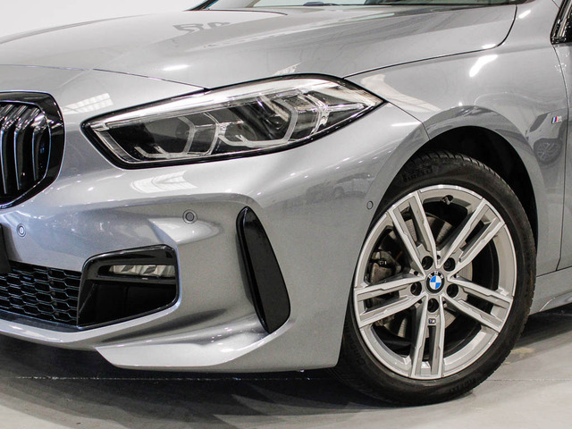 BMW Serie 1 118d color Gris. Año 2022. 110KW(150CV). Diésel. En concesionario Barcelona Premium -- GRAN VIA de Barcelona