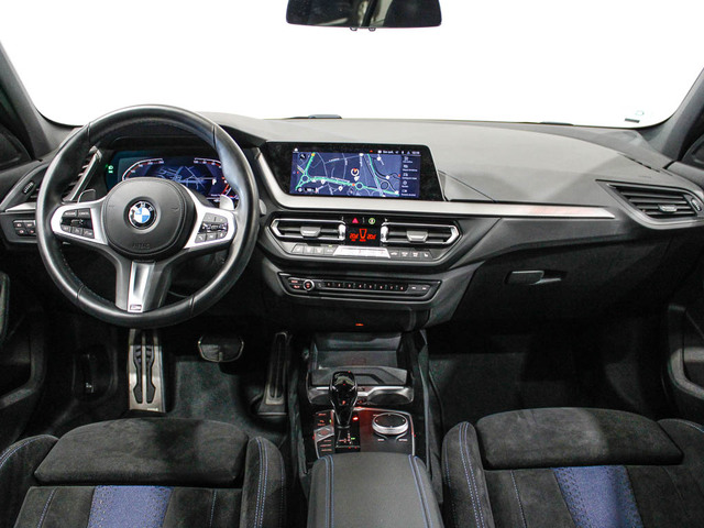 BMW Serie 1 118d color Gris. Año 2022. 110KW(150CV). Diésel. En concesionario Barcelona Premium -- GRAN VIA de Barcelona