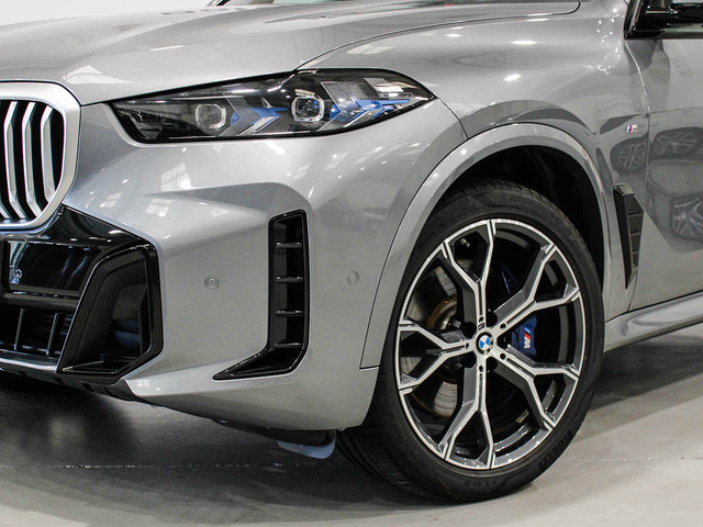 BMW X5 xDrive40d color Gris. Año 2024. 259KW(352CV). Diésel. En concesionario Barcelona Premium -- GRAN VIA de Barcelona