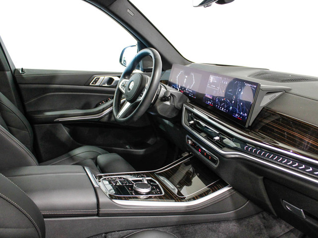 BMW X5 xDrive40d color Gris. Año 2024. 259KW(352CV). Diésel. En concesionario Barcelona Premium -- GRAN VIA de Barcelona