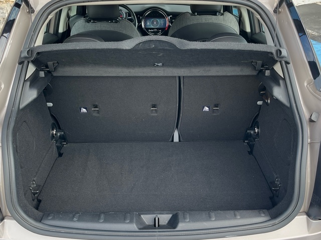 fotoG 10 del MINI MINI 5 Puertas Cooper 100 kW (136 CV) 136cv Gasolina del 2022 en Cantabria