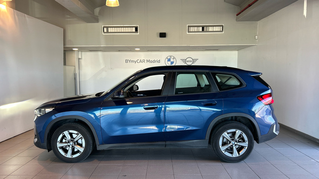 BMW X1 sDrive18d color Azul. Año 2022. 110KW(150CV). Diésel. En concesionario BYmyCAR Madrid - Alcalá de Madrid