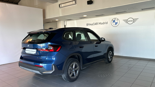 BMW X1 sDrive18d color Azul. Año 2022. 110KW(150CV). Diésel. En concesionario BYmyCAR Madrid - Alcalá de Madrid