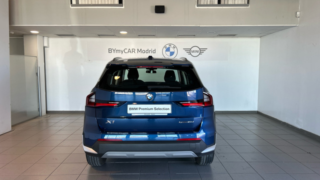 BMW X1 sDrive18d color Azul. Año 2022. 110KW(150CV). Diésel. En concesionario BYmyCAR Madrid - Alcalá de Madrid