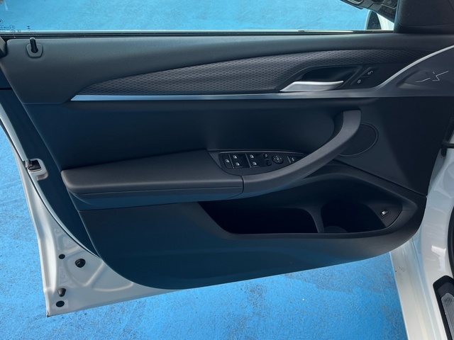 BMW X3 xDrive30e color Blanco. Año 2023. 215KW(292CV). Híbrido Electro/Gasolina. En concesionario Grünblau Motor (Bmw y Mini) de Cantabria