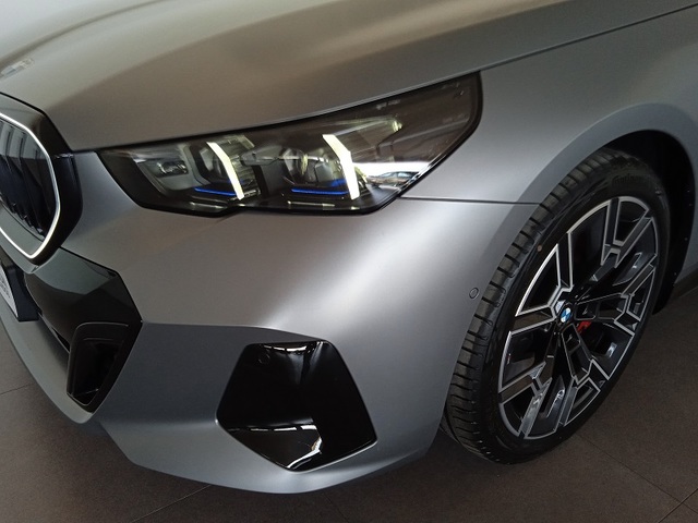 BMW Serie 5 540d color Gris. Año 2025. 223KW(303CV). Diésel. En concesionario Albamocion S.L. ALBACETE de Albacete