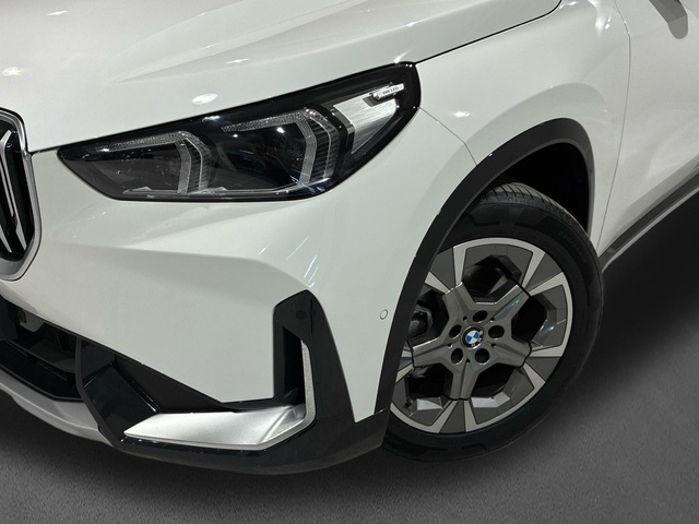 BMW X1 sDrive18i color Blanco. Año 2022. 100KW(136CV). Gasolina. En concesionario BMW Marcos Automoción de Valencia