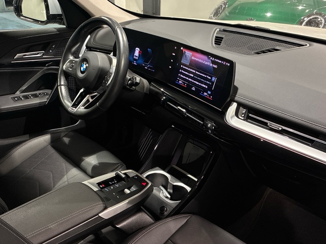 BMW X1 sDrive18i color Blanco. Año 2022. 100KW(136CV). Gasolina. En concesionario BMW Marcos Automoción de Valencia