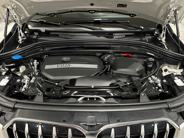 BMW X1 sDrive18i color Blanco. Año 2022. 100KW(136CV). Gasolina. En concesionario BMW Marcos Automoción de Valencia