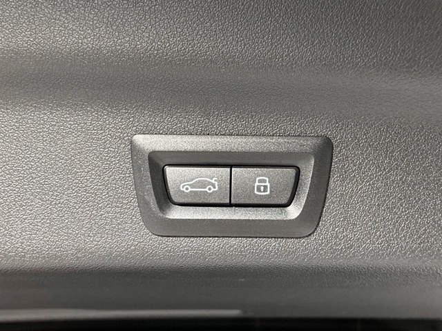 BMW X1 sDrive18i color Blanco. Año 2022. 100KW(136CV). Gasolina. En concesionario BMW Marcos Automoción de Valencia